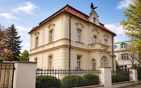 Residence Dykova - Former Pension Jana, Domov Mladeze